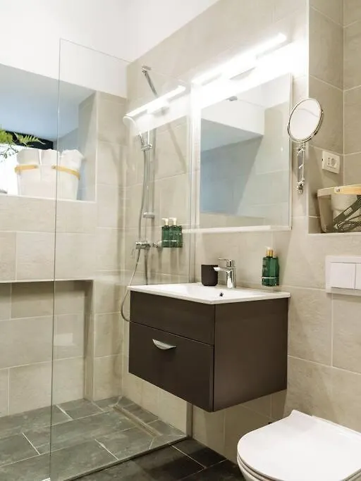 Central 2 Apartment - New Building & Parking Бухарест 0*,